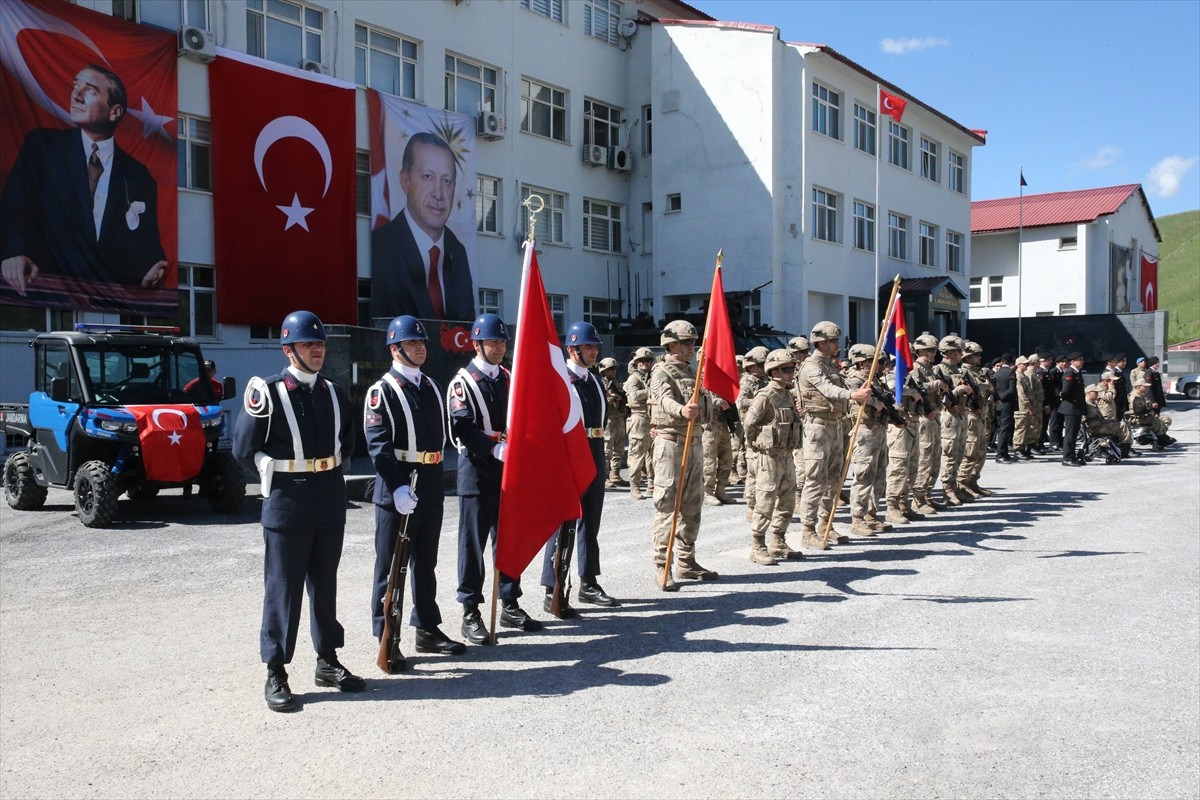 Bitlis'te 20 engelli, bir günlüğüne askerlik yapmanın gururunu ve sevincini yaşadı. İl Jandarma...