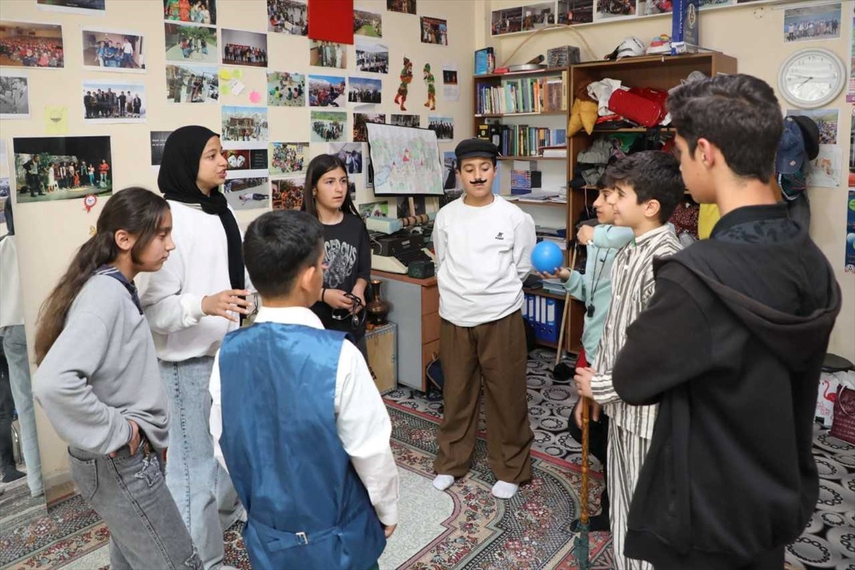 Bitlis Belediyesinin tiyatro ekibi, 2024-2025 tiyatro sezonunu Türk tiyatrosu eserlerinden...