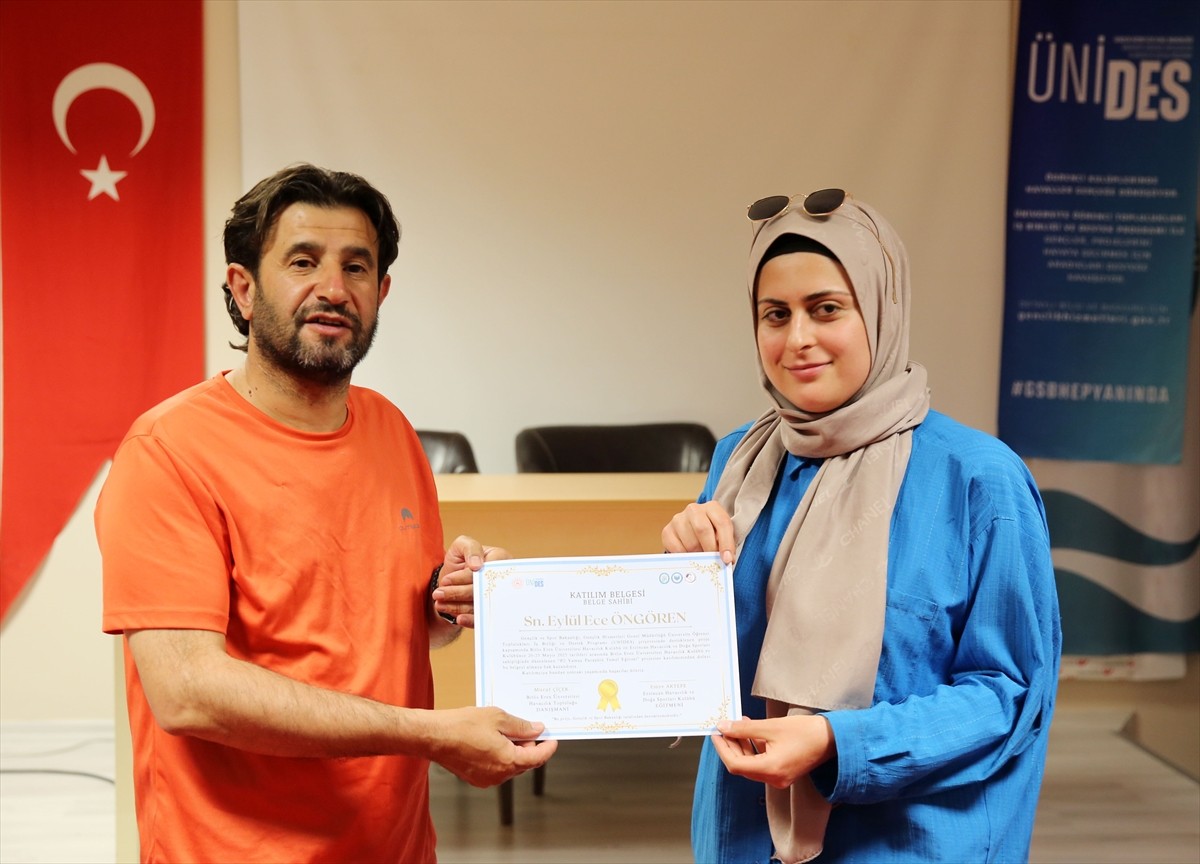 Bitlis Eren Üniversitesinin (BEÜ) Havacılık Kulübü'ndeki 25 öğrenci, "P2 Yamaç Paraşütü Temel...