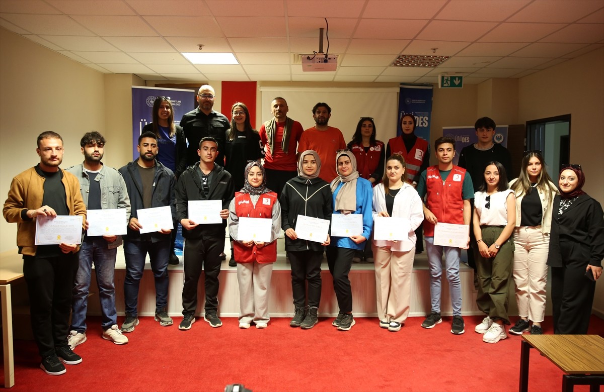 Bitlis Eren Üniversitesinin (BEÜ) Havacılık Kulübü'ndeki 25 öğrenci, "P2 Yamaç Paraşütü Temel...