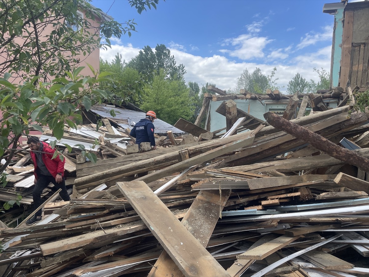 Bolu'da, ahşap evin yıkımı sırasında meydana gelen çökmede yaralanan işçi hastaneye kaldırıldı....