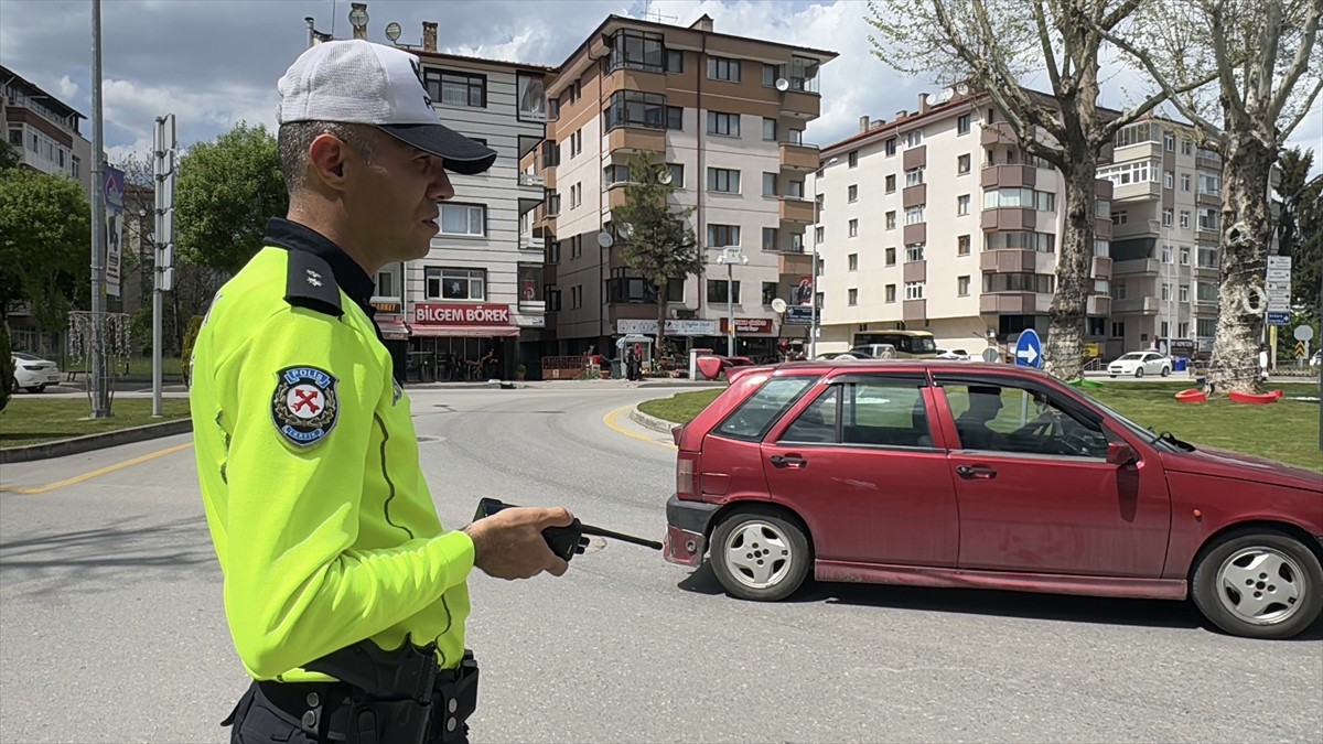 Bolu'da kavşaktan dönerken sinyal vermeyen 22 sürücüye toplam 21 bin 846 lira para cezası...