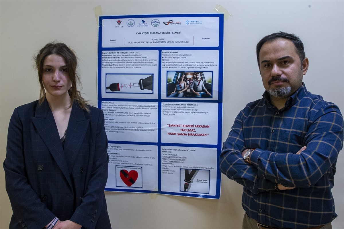 Bolu Abant İzzet Baysal Üniversitesi (BAİBÜ) öğrencisi Aslıhan Eyrek (solda), "akıllı emniyet...