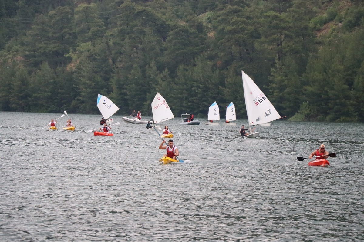 Burdur'da düzenlenen Doğa Festivali (DoğaFest) etkinlikleri kapsamında doğa yürüyüşü ve su...