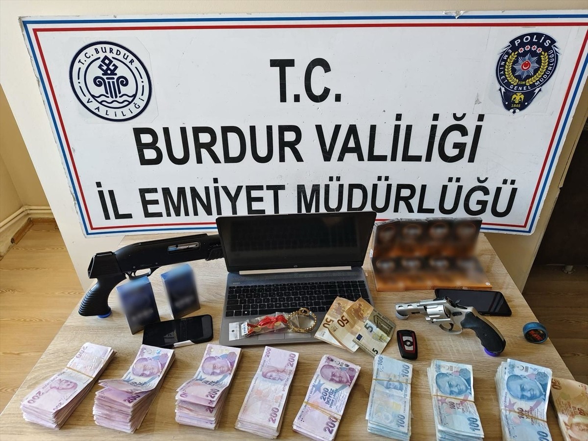 Burdur'un Gölhisar ilçesinde düzenlenen fuhuş operasyonunda yakalanan 8 zanlı tutuklandı, fuhşa...
