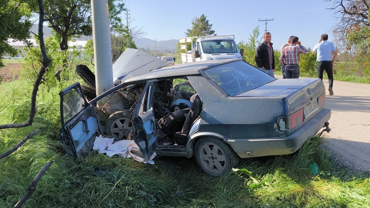 Burdur'un Tefenni ilçesinde, elektrik direğine çarpan otomobildeki 2 kişi yaralandı. İhbar üzerine...