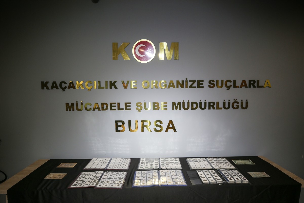 Bursa'da polisin operasyonunda farklı dönemlere ait tarihi eser niteliğinde 1013 altın, gümüş ve...