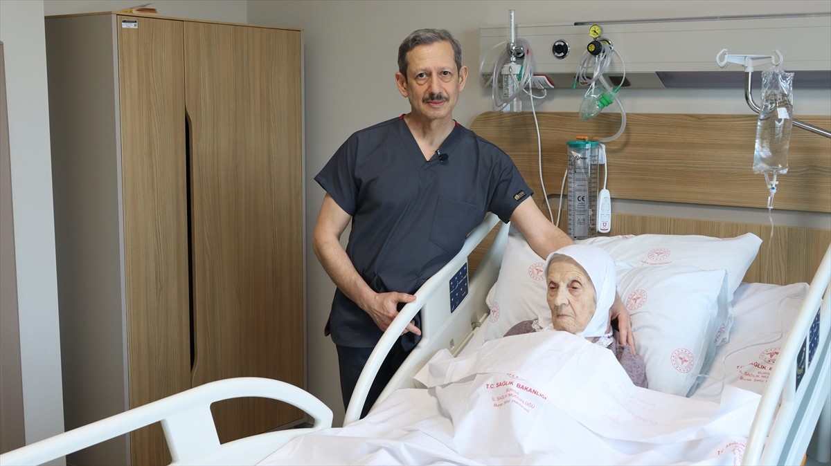 Bursa'da yaşayan 104 yaşındaki Embiye Kadıoğlu, Bursa Şehir Hastanesi'nde gerçekleştirilen kalp...