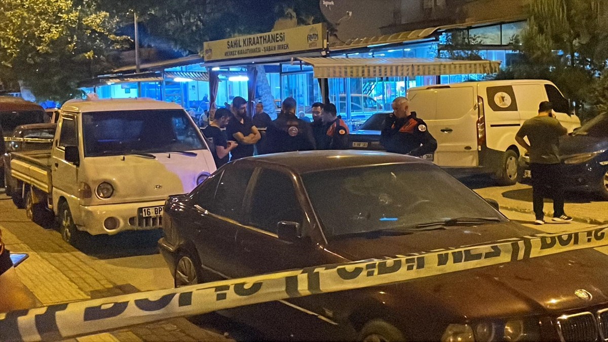 Bursa'nın Gemlik ilçesinde, kıraathanede silahlı saldırıya uğrayan kişi ağır yaralandı. Polis...