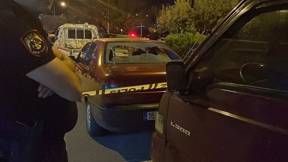 Bursa'nın Gemlik ilçesinde, kıraathanede silahlı saldırıya uğrayan kişi ağır yaralandı. Polis...