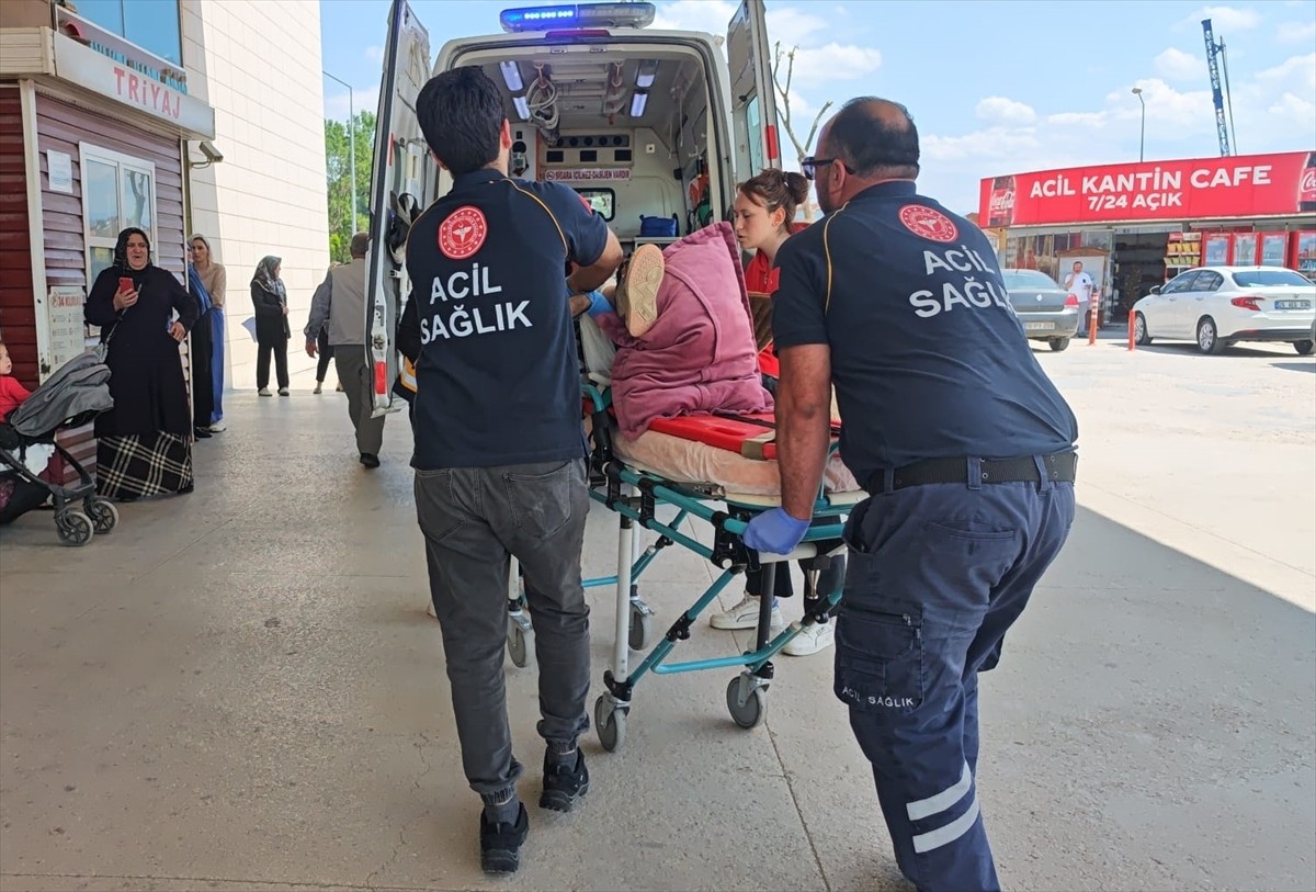 Bursa'nın İnegöl ilçesinde, apartmanın duvarına tırmanmaya çalışırken bacağına korkuluk demiri...