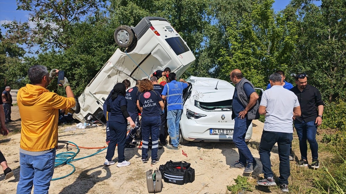 Bursa'nın İnegöl ilçesinde panelvan ile otomobilin çarpışması sonucu 3 kişi yaralandı. İhbar...