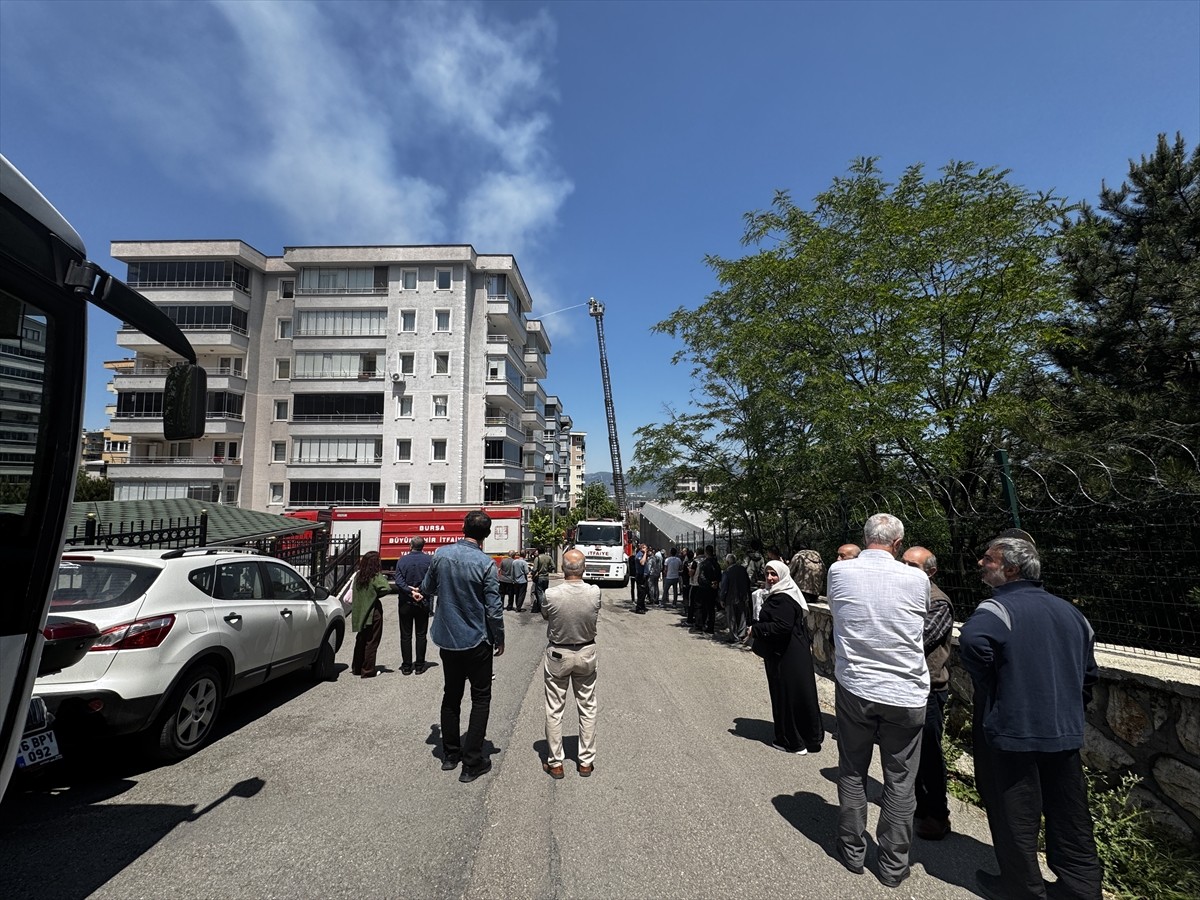 Bursa'nın Yıldırım ilçesinde 6 katlı binanın çatısında çıkan yangın itfaiye ekiplerince...