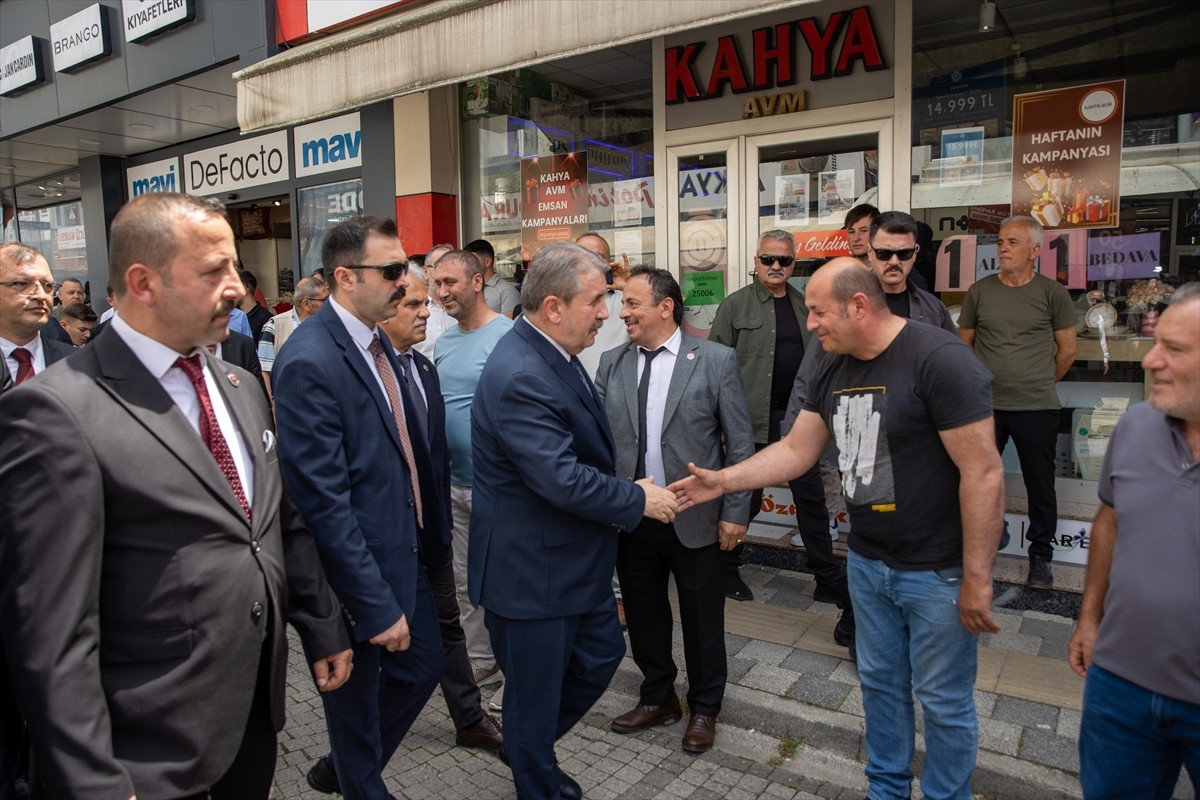 Büyük Birlik Partisi (BBP) Genel Başkanı Mustafa Destici, Sakarya'nın Akyazı ilçesinde parti...