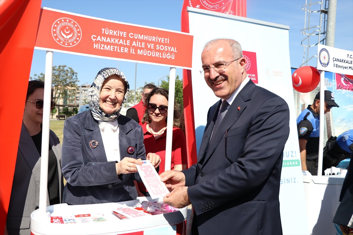 Çanakkale'de, Aile ve Sosyal Hizmetler Bakan Yardımcısı Leman Yenigün'ün (solda) katılımıyla, 15...