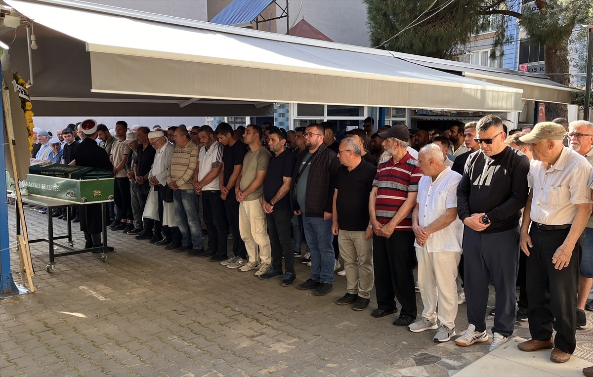 Çanakkale'de nefes borusuna yemek kaçması sonucu yaşamını yitiren ilkokul öğrencisi toprağa...