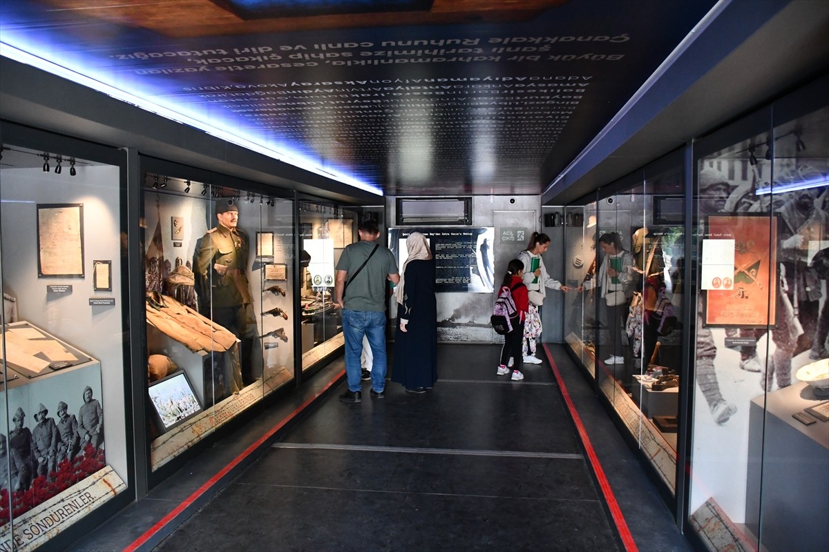 Çanakkale Savaşları'ndan kalma objelerin sergilendiği, dijital gösterilerin sunulduğu "Çanakkale...