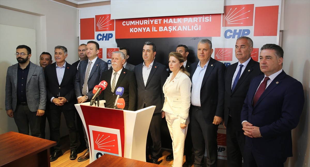 CHP Genel Başkan Yardımcısı Erhan Adem (ortada), CHP Genel Başkanı Özgür Özel'in katılımıyla...