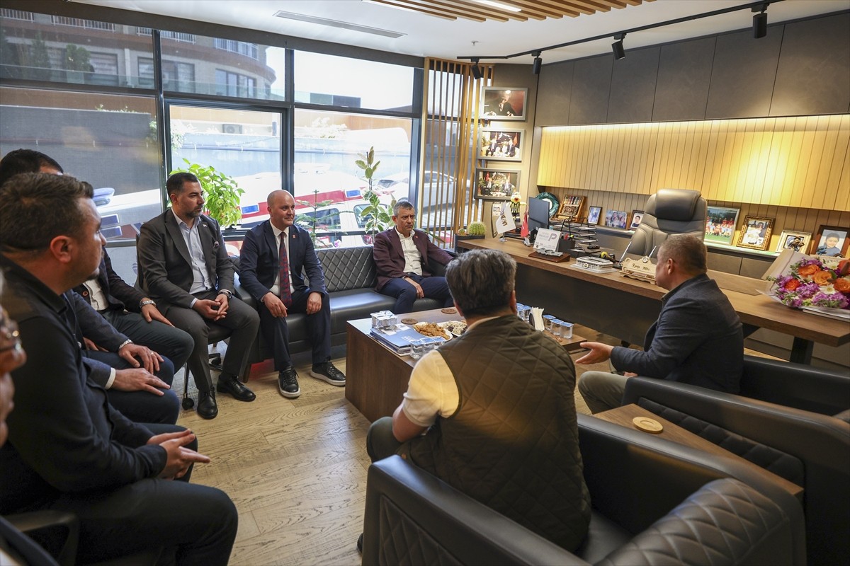 CHP Genel Başkanı Özgür Özel, babası vefat eden eski CHP milletvekili Ramis Topal'a taziye...