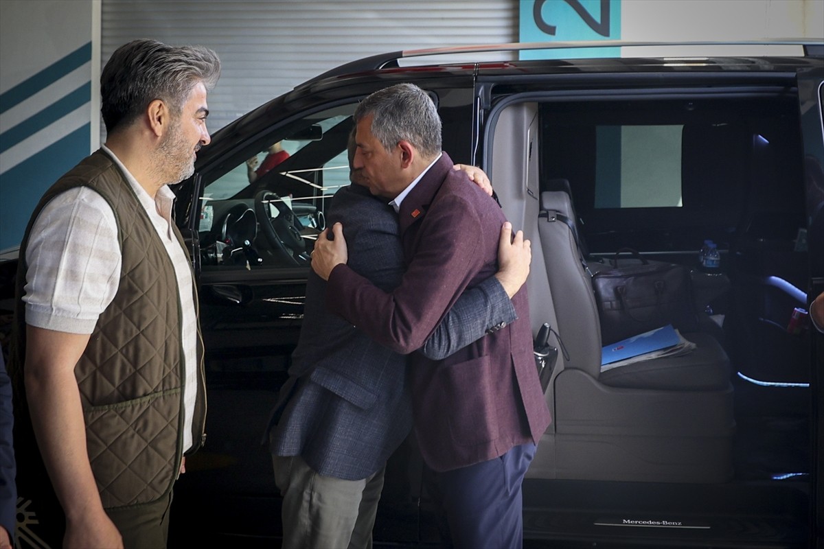 CHP Genel Başkanı Özgür Özel, babası vefat eden eski CHP milletvekili Ramis Topal'a taziye...