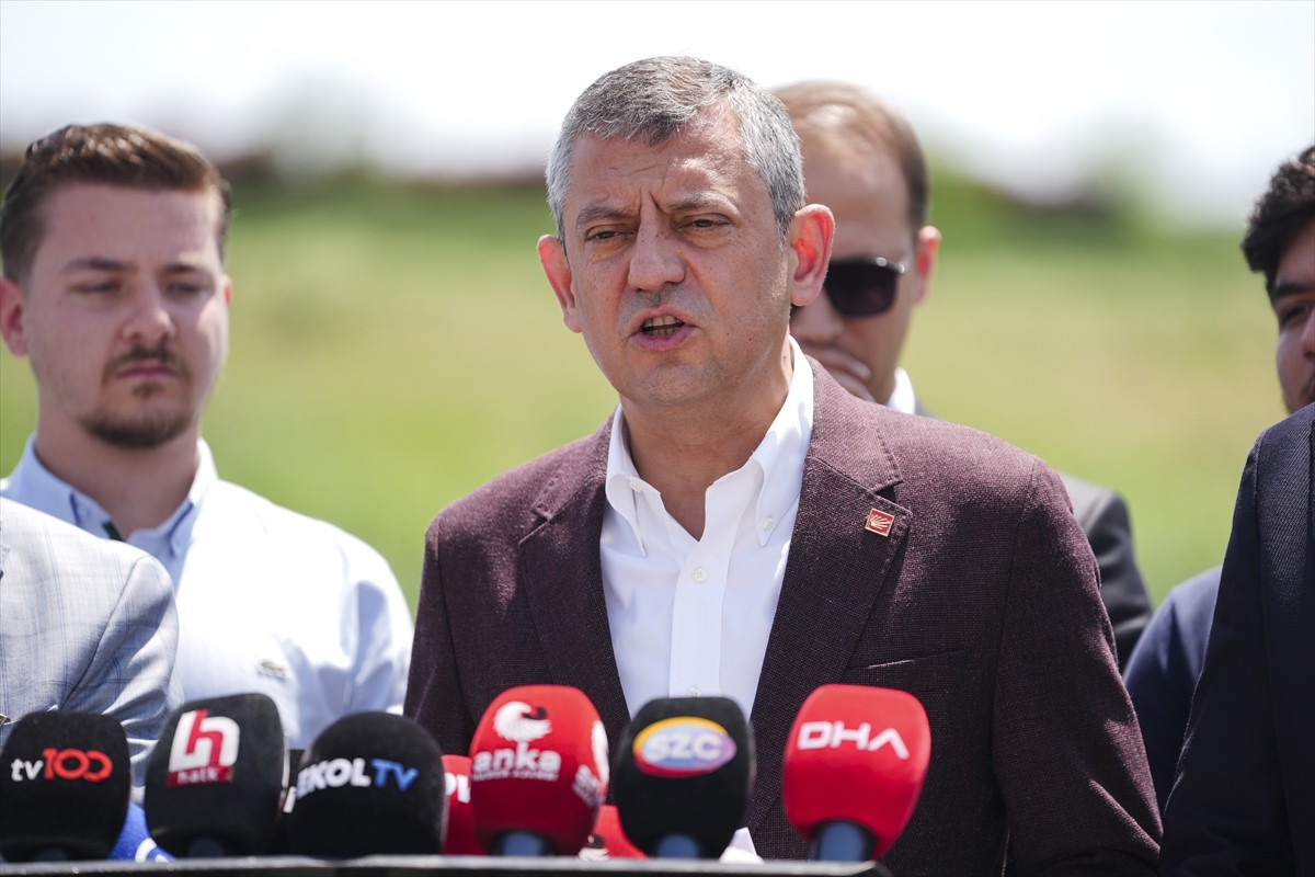 CHP Genel Başkanı Özgür Özel, İstanbul Büyükşehir Belediyesine (İBB) yönelik yolsuzluk...