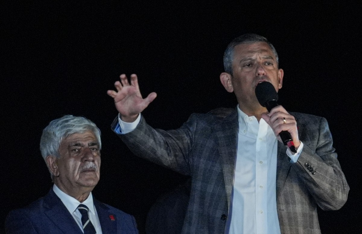 CHP Genel Başkanı Özgür Özel, İstanbul Büyükşehir Belediyesine (İBB) yönelik yolsuzluk ve terör...