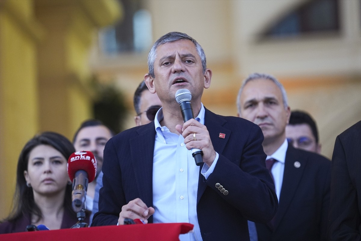 CHP Genel Başkanı Özgür Özel, İstanbul merkezli yolsuzluk soruşturmaları kapsamında gözaltına...