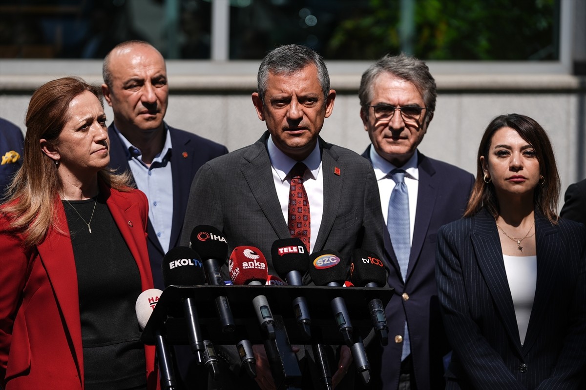 CHP Genel Başkanı Özgür Özel (sağ 5), Türkiye Devrimci İşçi Sendikaları Konfederasyonu'nu (DİSK)...