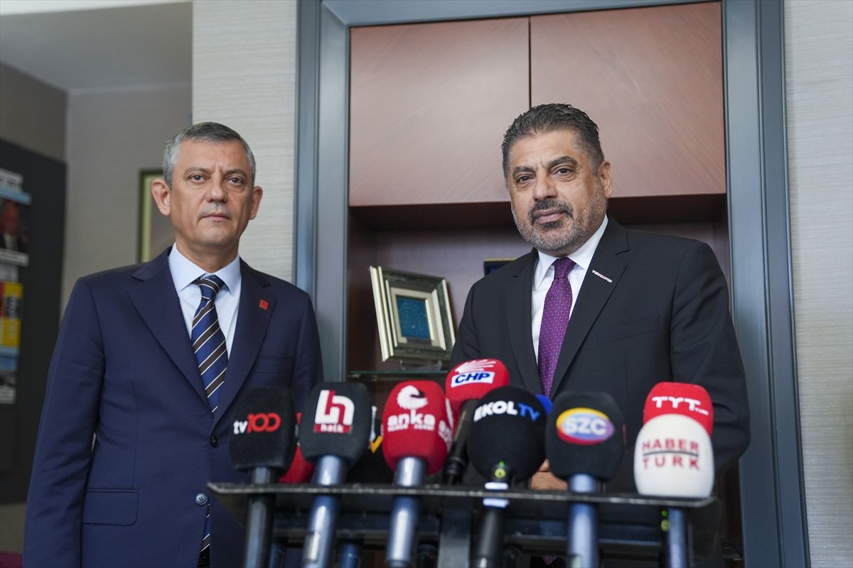 CHP Genel Başkanı Özgür Özel (solda), Türk İş Dünyası Konfederasyonu (TÜRKONFED) ile İstanbul...