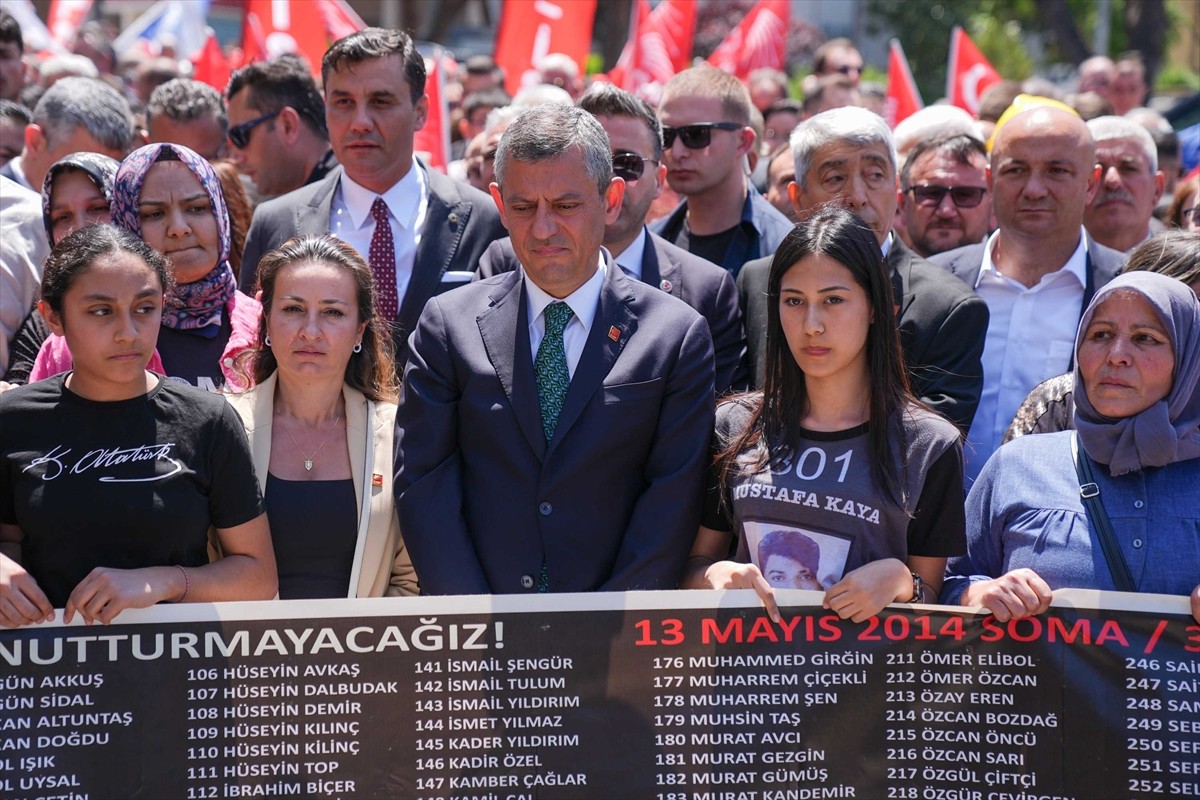 CHP Genel Başkanı Özgür Özel, Soma'da 13 Mayıs 2014'te meydana gelen maden faciasında hayatını...