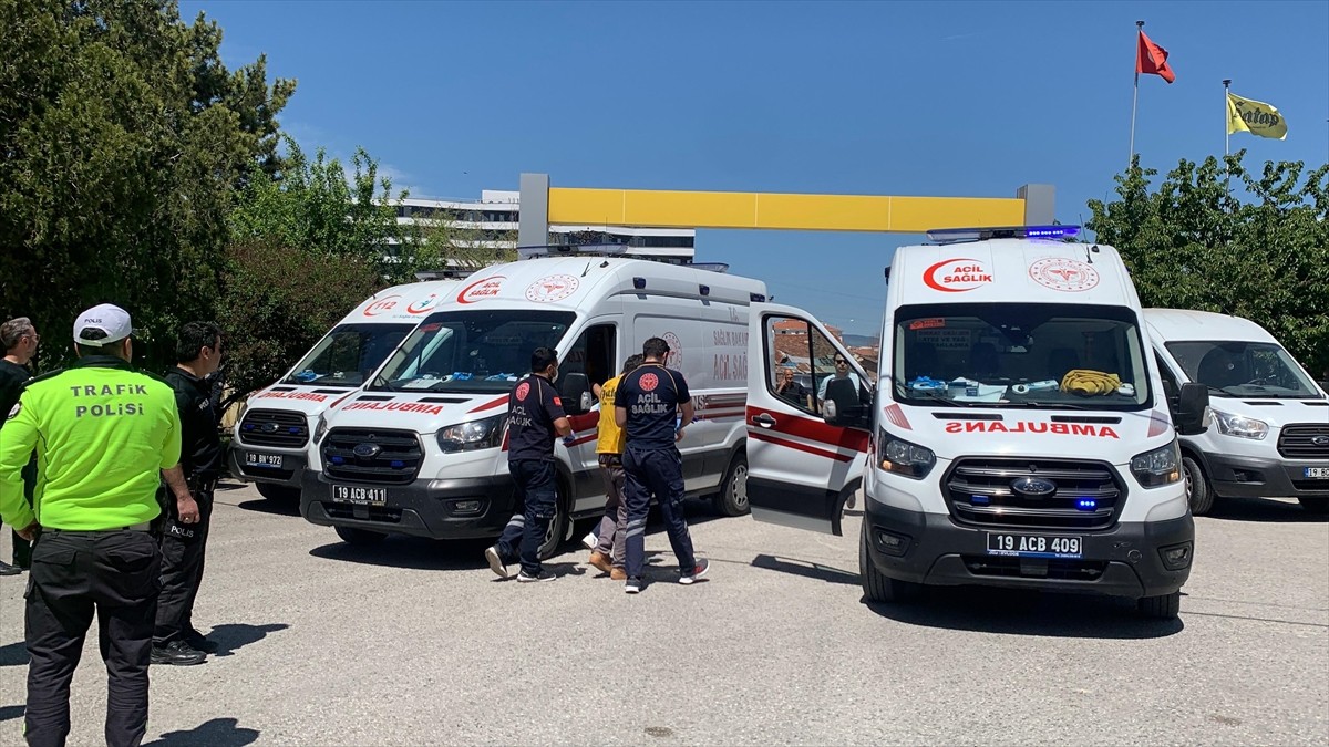 Çorum'da bir un fabrikasında meydana gelen patlama sonucu 1'i ağır 8 kişi yaralandı. Olay yerine...