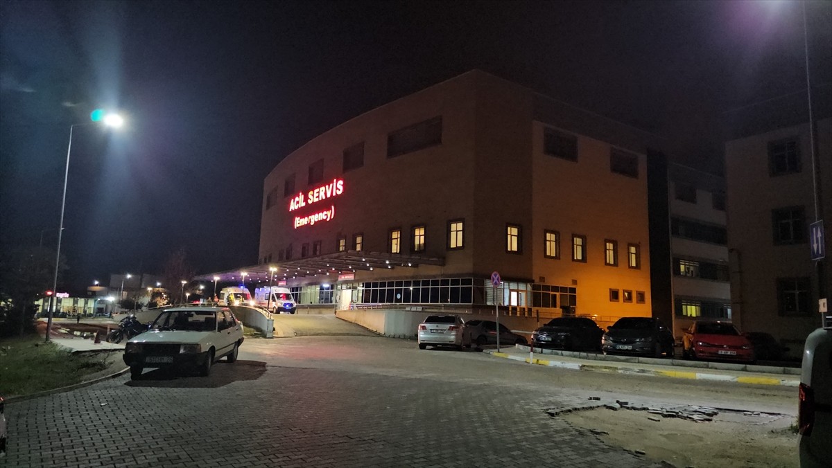 Çorum'da bir un fabrikasında meydana gelen patlamada ağır yaralanan işçi, tedavi gördüğü hastanede...