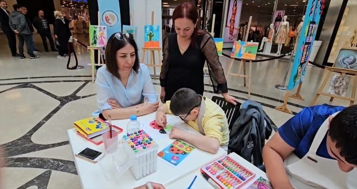 Çorum'da Engelliler Haftası etkinlikleri kapsamında "Sevgi dolu fırça izleri" resim sergisi...
