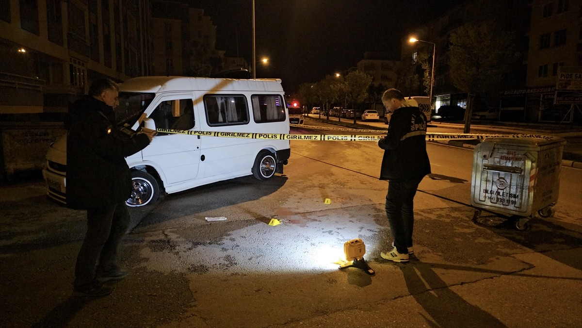 Çorum'da evinin önünde silahlı saldırıya uğrayan kişi ağır yaralandı. Ekiplerin olay yerinde...