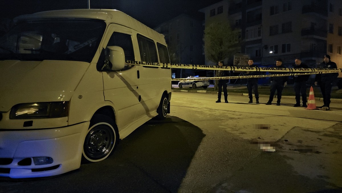 Çorum'da evinin önünde silahlı saldırıya uğrayan kişi ağır yaralandı. Ekiplerin olay yerinde...