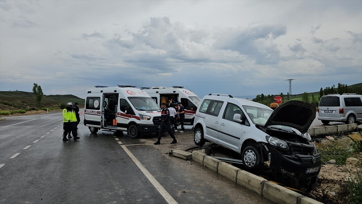 Çorum'da otomobille hafif ticari aracın çarpıştığı kazada 4 kişi yaralandı.