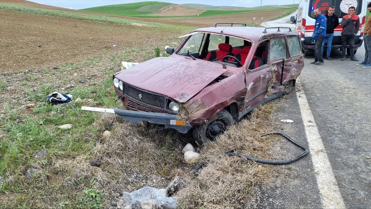 Çorum'un Alaca ilçesinde otomobilin devrilmesi sonucu 6 kişi yaralandı. Kaza yerine sağlık...