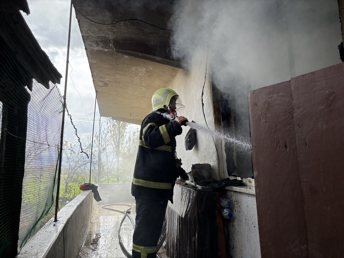 Çorum'un Osmancık ilçesinde 2 katlı müstakil evde çıkan yangın söndürüldü.
