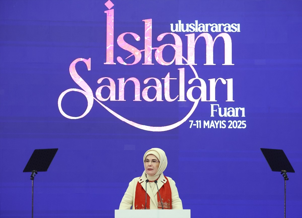 Cumhurbaşkanı Recep Tayyip Erdoğan'ın eşi Emine Erdoğan, Ankara'da ATO Congresium'da düzenlenen ve...