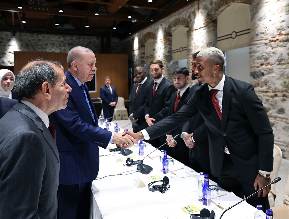 Cumhurbaşkanı Recep Tayyip Erdoğan, Galatasaray futbol takımı oyuncularını ve teknik heyeti...
