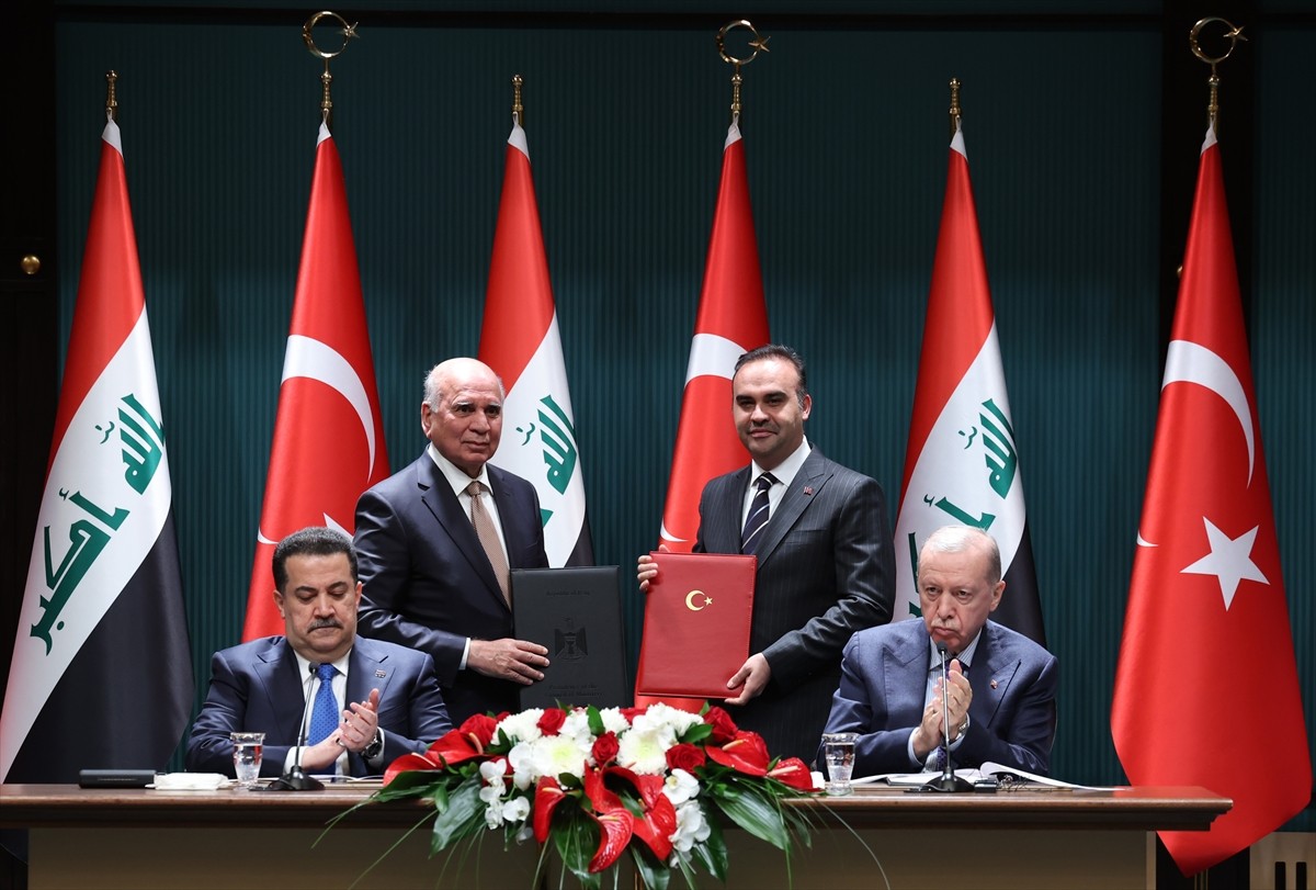 Cumhurbaşkanı Recep Tayyip Erdoğan (sağda) ile Irak Başbakanı Muhammed Şiya es-Sudani'nin (solda)...