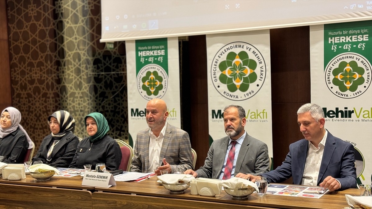 Cumhurbaşkanı Recep Tayyip Erdoğan tarafından Yılın Vakfı Ödülü verilen Mehir Vakfı Mütevelli...