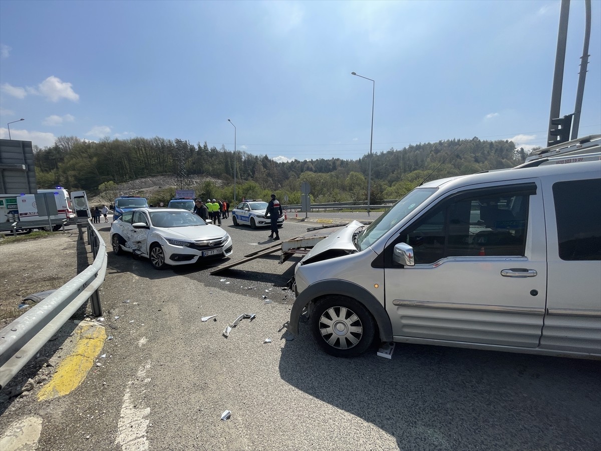D -100 kara yolunun Bolu Dağı kesiminde hafif ticari araç ile otomobilin çarpışması sonucu 9 kişi...