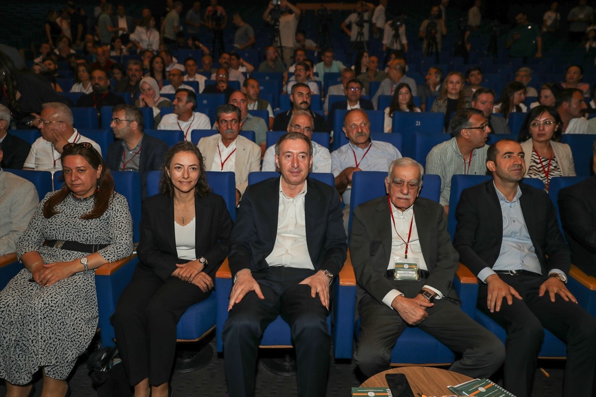 DEM Parti Eş Genel Başkanı Tuncer Bakırhan (ortada), Diyarbakır'ın merkez Yenişehir ilçesindeki...