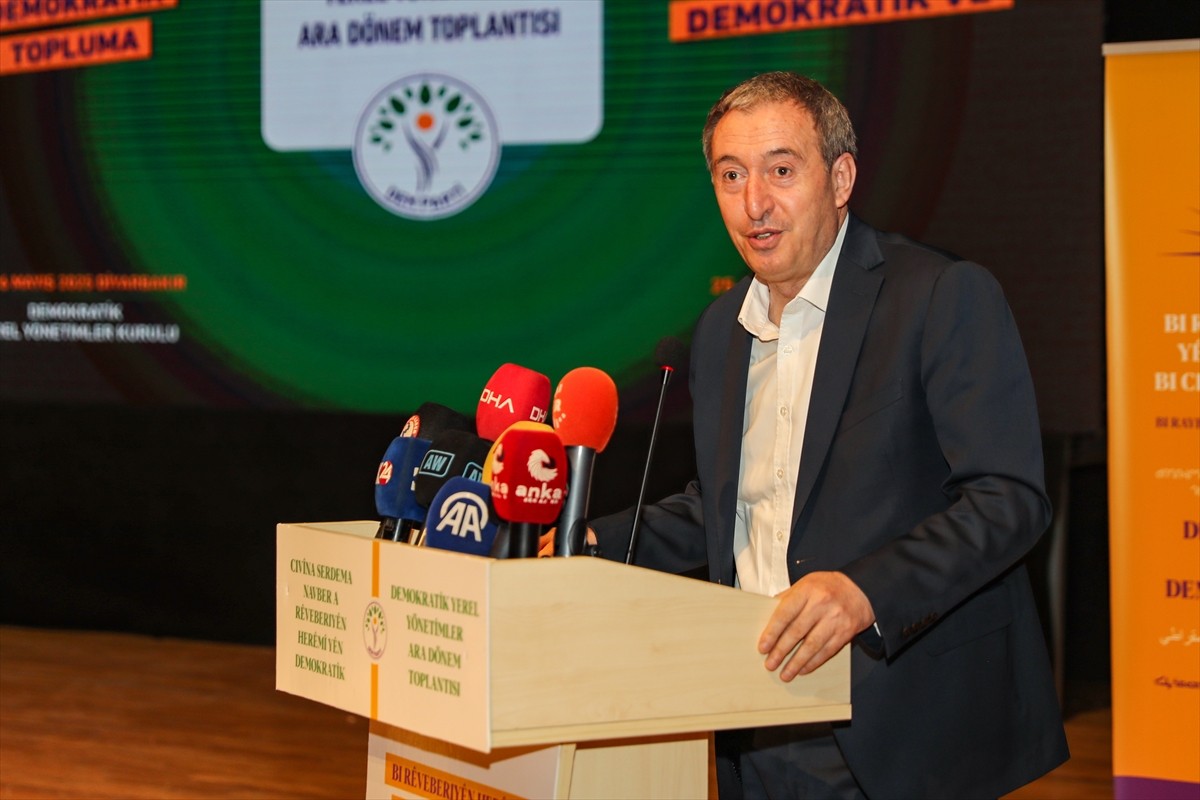 DEM Parti Eş Genel Başkanı Tuncer Bakırhan (ortada), Diyarbakır'ın merkez Yenişehir ilçesindeki...