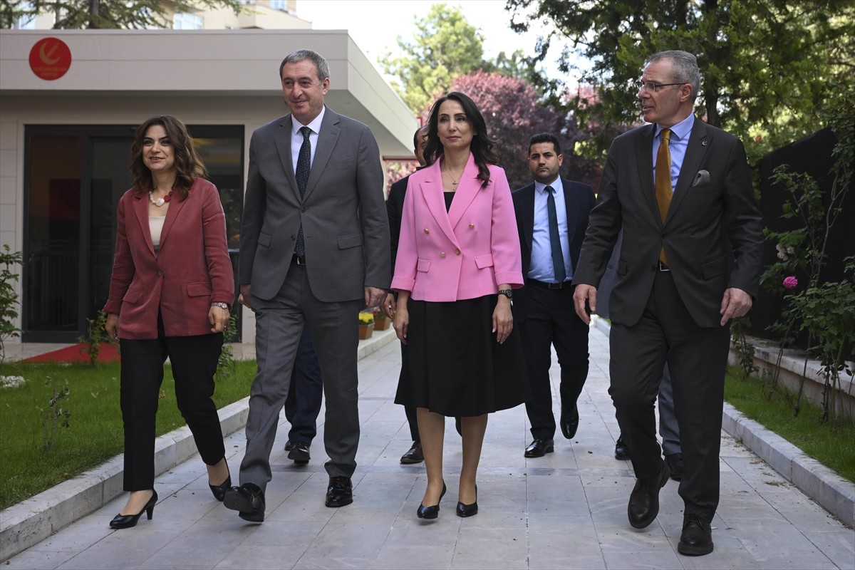 DEM Parti Eş Genel Başkanları Tülay Hatimoğulları (sağ 2) ve Tuncer Bakırhan (sol 2) ile Grup...