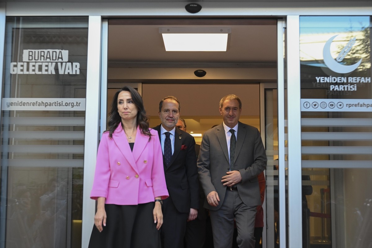 DEM Parti Eş Genel Başkanları Tülay Hatimoğulları (sağ 2) ve Tuncer Bakırhan (sol 2) ile Grup...