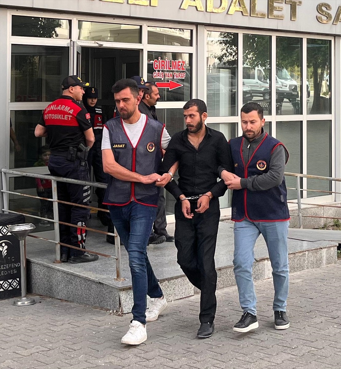 Denizli'nin Honaz ilçesinde hırsızlık yaptıkları iddiasıyla gözaltına alınan 4 zanlıdan 3'ü...