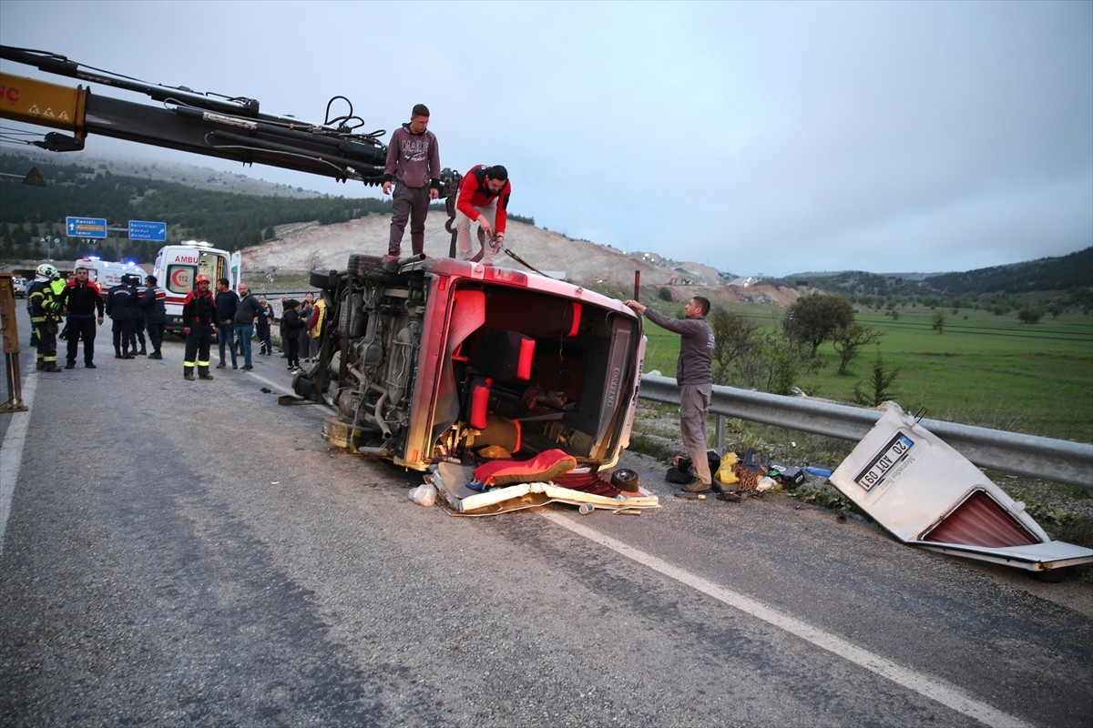 Denizli'nin Tavas ilçesinde servis minibüsünün karşı şeride geçip otomobile çarpması sonucu 18...