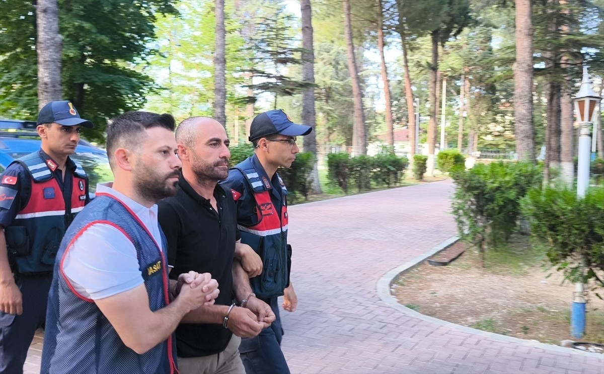 Denizli'nin Tavas ve Pamukkale ilçelerinde 5 adresten 140 kez hırsızlık yapan 4 şüpheliden 1'i...